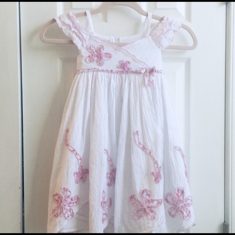 Adorable off the shoulder dress. So pretty on!🌸